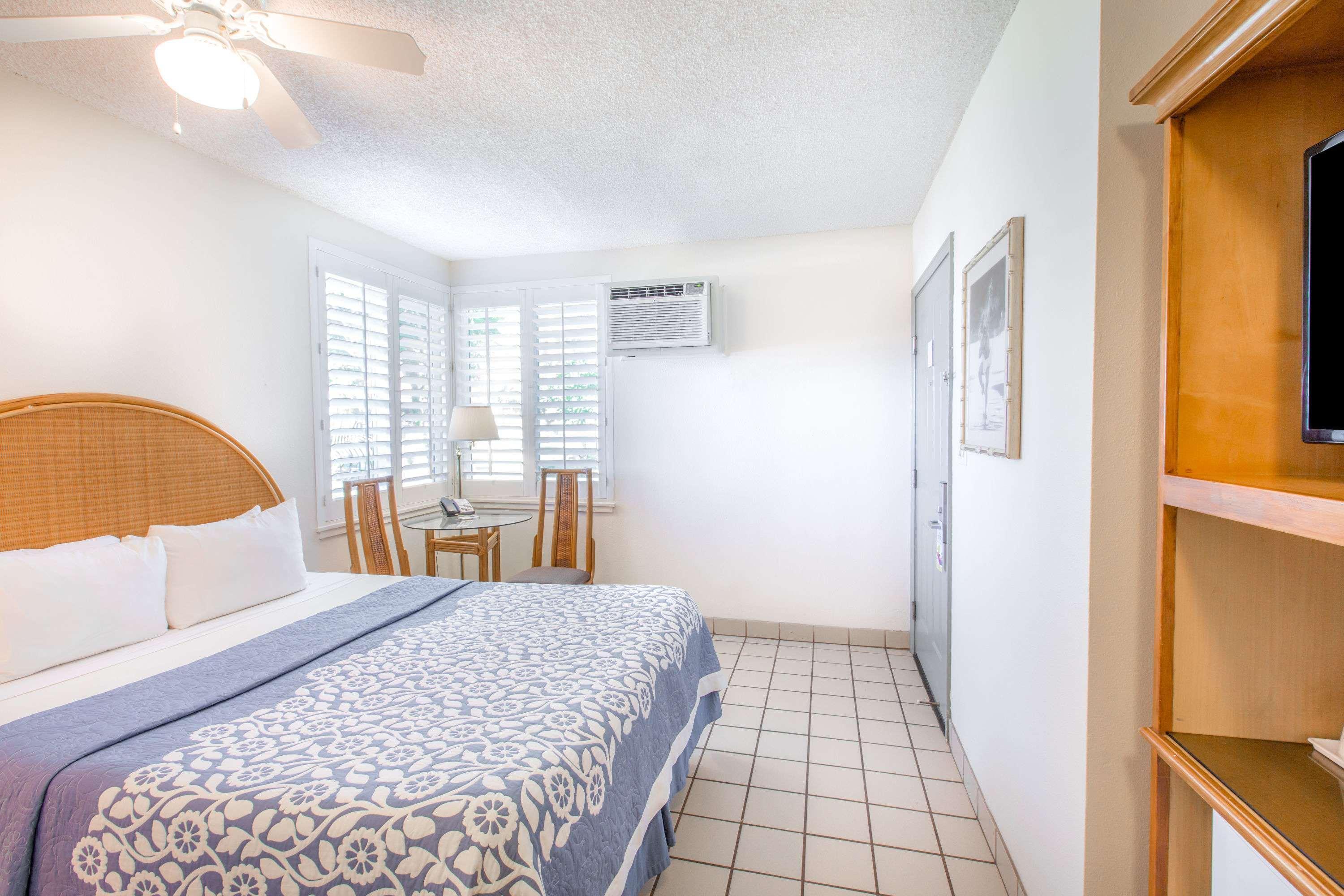 Days Inn By Wyndham Maui Oceanfront Уэйлея Экстерьер фото