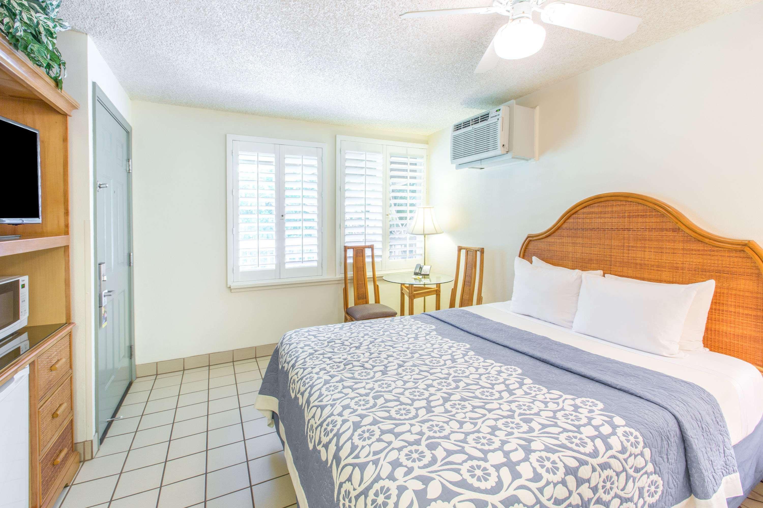 Days Inn By Wyndham Maui Oceanfront Уэйлея Экстерьер фото