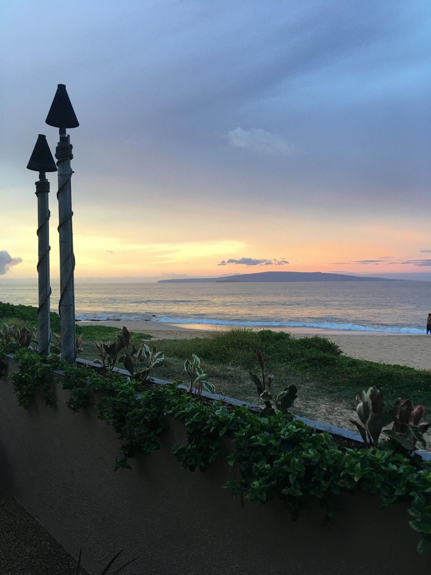 Days Inn By Wyndham Maui Oceanfront Уэйлея Экстерьер фото