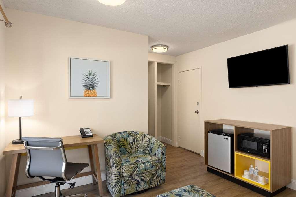 Days Inn By Wyndham Maui Oceanfront Уэйлея Номер фото