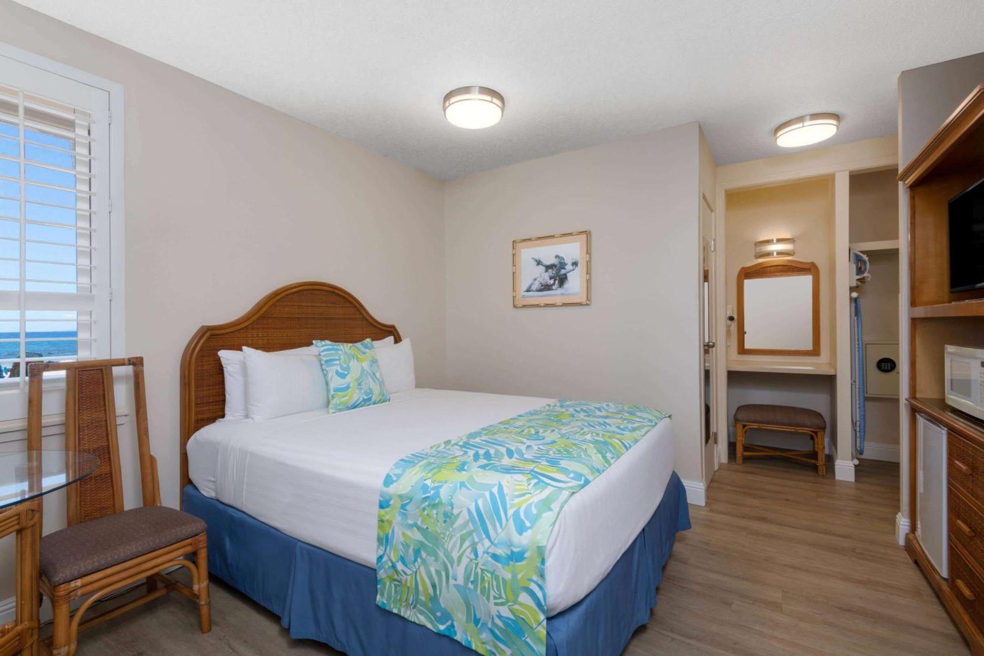 Days Inn By Wyndham Maui Oceanfront Уэйлея Экстерьер фото