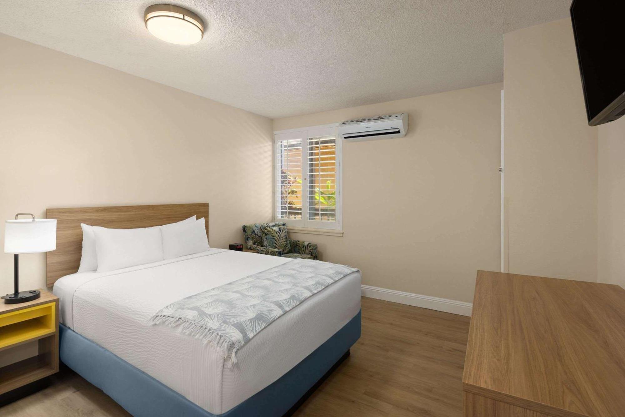 Days Inn By Wyndham Maui Oceanfront Уэйлея Экстерьер фото