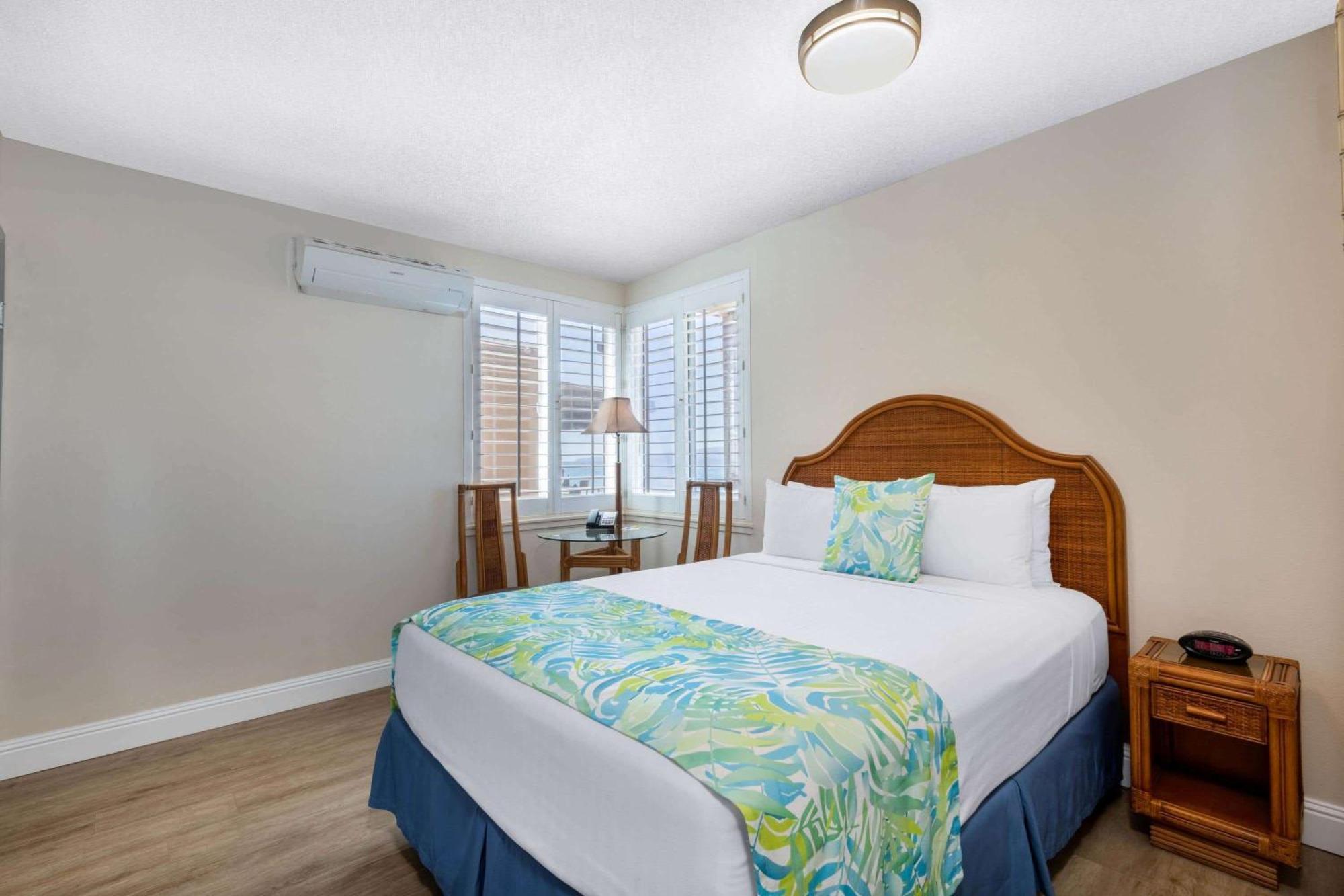 Days Inn By Wyndham Maui Oceanfront Уэйлея Экстерьер фото