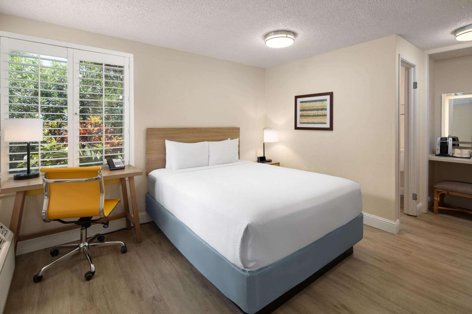 Days Inn By Wyndham Maui Oceanfront Уэйлея Экстерьер фото
