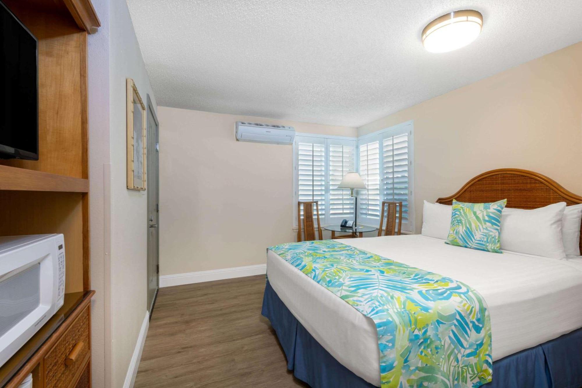 Days Inn By Wyndham Maui Oceanfront Уэйлея Экстерьер фото