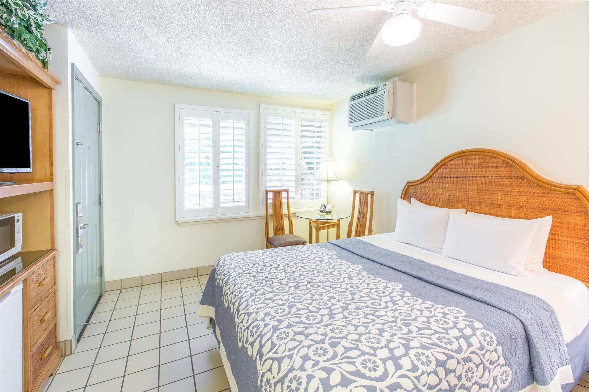 Days Inn By Wyndham Maui Oceanfront Уэйлея Экстерьер фото